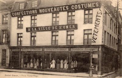 Ce magasin de vêtements qui se trouvait sur la place et à l'angle de la rue des Clouteries fournissait et confectionnait toutes sortes de vêtements.